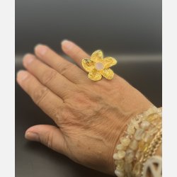 Blomsterring med mat rosa glas
