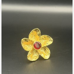 Blomsterring med klart r�dt glas