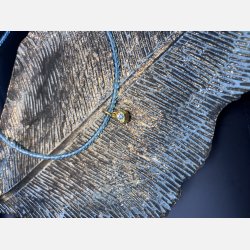 Halsk�de med bl� glasperler og vedh�ng
