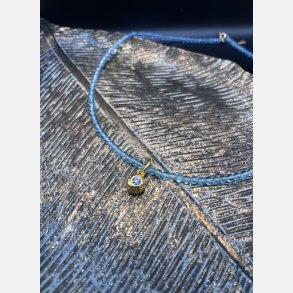 Halsk�de med bl� glasperler og vedh�ng