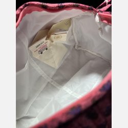 Toilettaske i m�rk rosa og smukke detaljer str. L