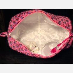 Toilettaske i m�rk rosa og smukke detaljer str. L