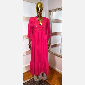Pink maxikjole i Broderie Anglaise