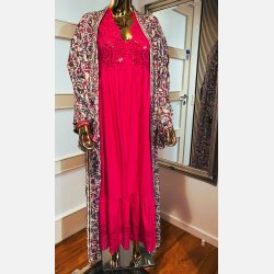 Pink maxikjole i Broderie Anglaise