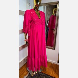 Pink maxikjole i Broderie Anglaise